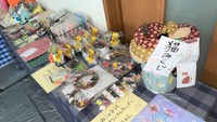 高槻市日吉台で開催された譲渡会の隣にバザー会場も。たくさんのハンドメイド作品が並びます