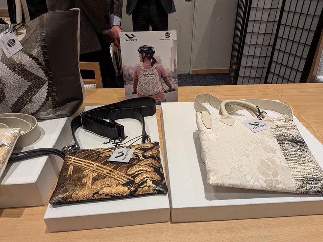 試作が進むバッグ