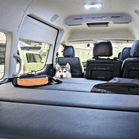 初めて車中泊。寝床を準備する様子を見守るムイちゃん（画像提供：ムイさん）