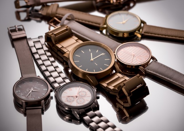 腕時計を入れるのはNG※画像はイメージです（LIGHTFIELD STUDIOS/stock.adobe.com）