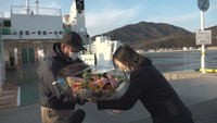 通学などで利用したフェリーの船長やバスの運転手に花束を贈呈