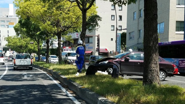 乗用車が駐車場から国道に飛び出し…3台が絡む事故で1人けが　高松市