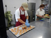 新しい厨房で製作する阪本夫妻