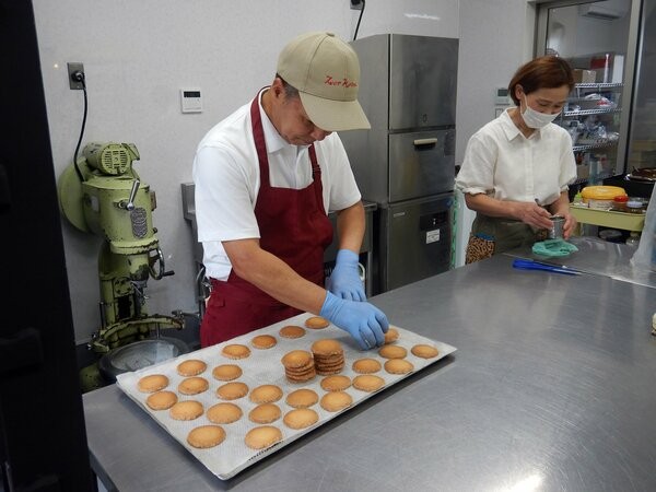 新しい厨房で製作する阪本夫妻