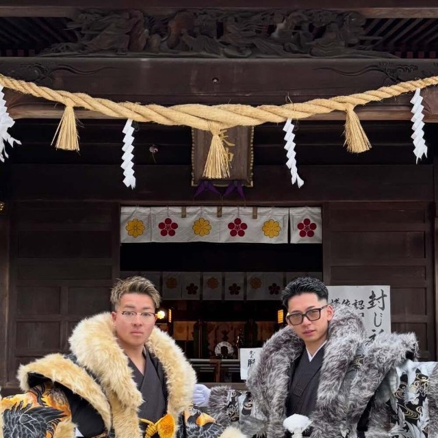 豪華なファー付き羽織袴で迎えた成人式当日の一枚（右）／Rikuさん提供