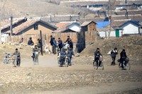 砂金を採取するため、中朝国境を流れる鴨緑江に向かう北朝鮮の人々