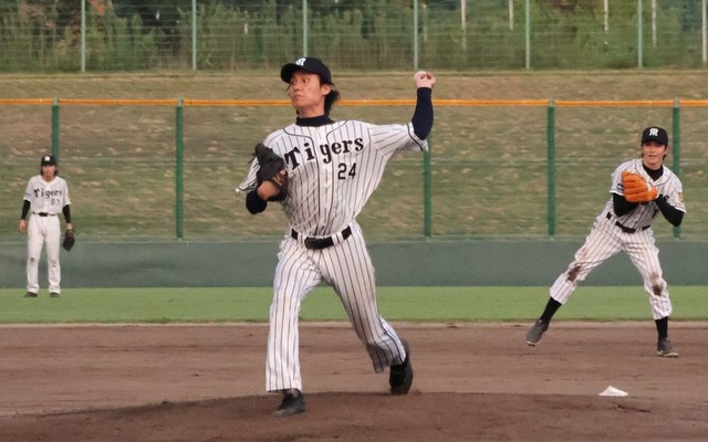 横田さんの「背番号２４」ユニホームを着て力投する松谷さん
