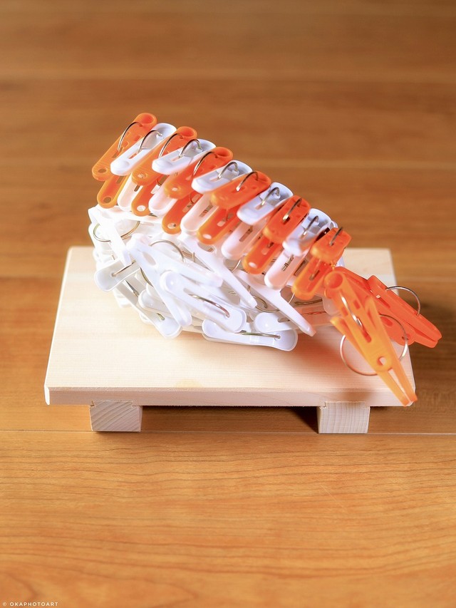美味しそう！「蒸しエビのにぎり」を洗濯バサミで（画像提供：洗濯バサミフォトグラファー・岡本なうさん）