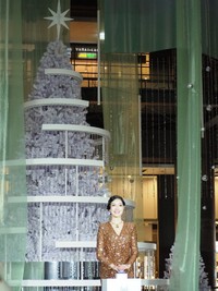 グランフロント大阪のクリスマスツリー「Winter Prism Tree」の点灯ボタンを押すアン ミカ