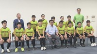 表敬訪問した檀紙ゴッドイーグルの選手たち 高松市役所(高松市番町)
