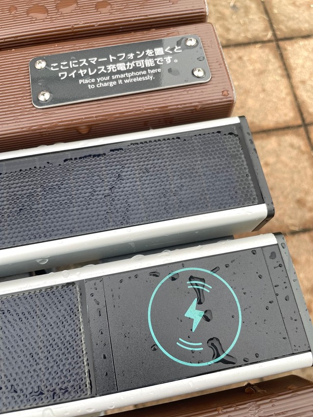 ベンチの端には雷マークがあり、そこにスマホを置くと自動的に充電が開始されます！
