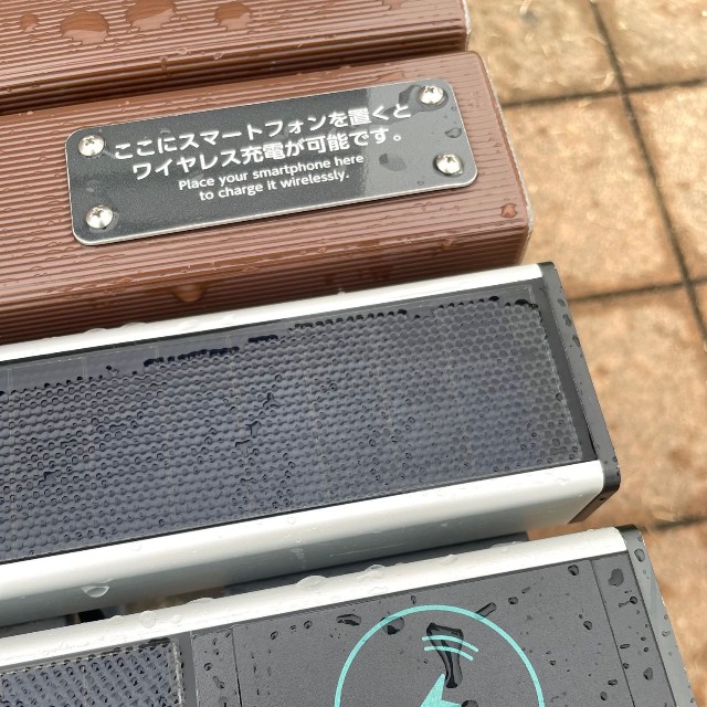 ベンチの端には雷マークがあり、そこにスマホを置くと自動的に充電が開始されます！