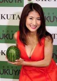 「同じくらいですか？」と言いながらスイカを手にした古瀬絵理さん＝東京・福家書店新宿サブナード店（2017年）