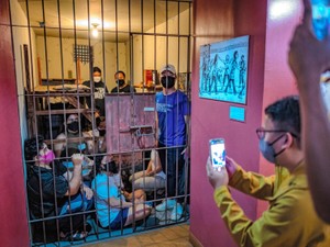 マルコス独裁時代の記憶と記録をとどめる　フィリピンのある博物館を訪れる人たち