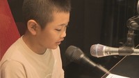 収録を行う小学生