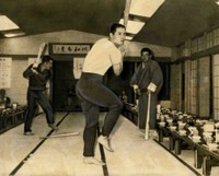 畳の上で素振りする現役時代の王貞治氏（中央）と指導する当時の巨人・荒川博コーチ