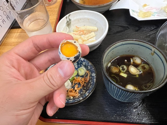 うずらカッターで生卵の上部をカットした状態。鮮やかな黄身が見える／そーすぃさん（@sousui99_m）提供