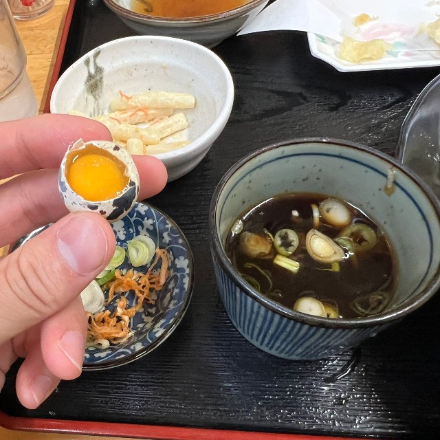 うずらカッターで生卵の上部をカットした状態。鮮やかな黄身が見える／そーすぃさん（@sousui99_m）提供