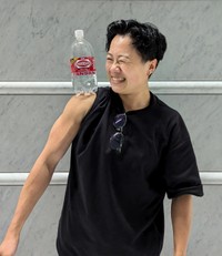 鍛え上げた肩にペットボトルを乗せる現在の様子/マッスルキユーピーさん（Instagram/Threads【@kewpie_______】）提供