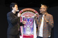 「逆境回顧録大カイジ展」オープニングセレモニーに参加した福本伸行氏（右）と粗品＝都内