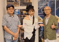 トークイベントで顔を合わせた（左から）尾形敏朗氏、志穂美悦子、福永邦昭氏＝都内の目黒シネマ