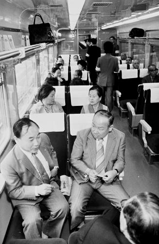 沿線住民らを招いて行われた２代目やくもの試乗会。乗り心地は「まずまず」だったようだ＝１９８２年５月