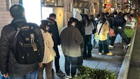 フェリー通りのうどん店の行列　3月1日午後8時半ごろ