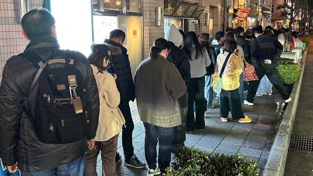 フェリー通りのうどん店の行列　3月1日午後8時半ごろ