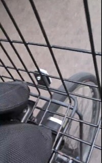 犯人に追い掛けられ、必死に自転車をこぐ高沢さん（高沢さん提供）