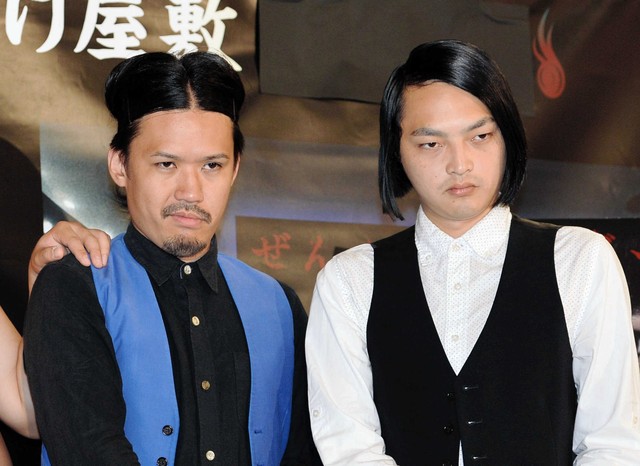 お笑いコンビ「ピスタチオ」時代の伊地知さん（左）と小澤慎一朗さん（2015年撮影）