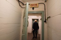 ワルシャワの鉄鋼メーカーにある冷戦時代の地下シェルター。「司令室」と書かれた扉を開けると除染室があり、さらに奥へと続く扉が見えた＝2023年6月5日、荒ちひろ撮影