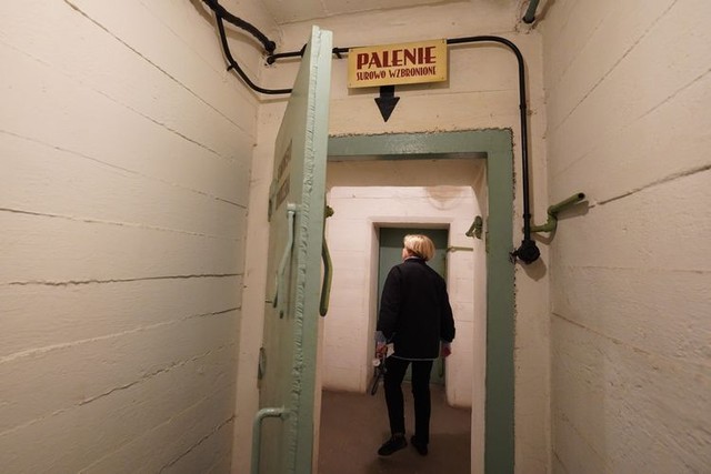 ワルシャワの鉄鋼メーカーにある冷戦時代の地下シェルター。「司令室」と書かれた扉を開けると除染室があり、さらに奥へと続く扉が見えた＝2023年6月5日、荒ちひろ撮影
