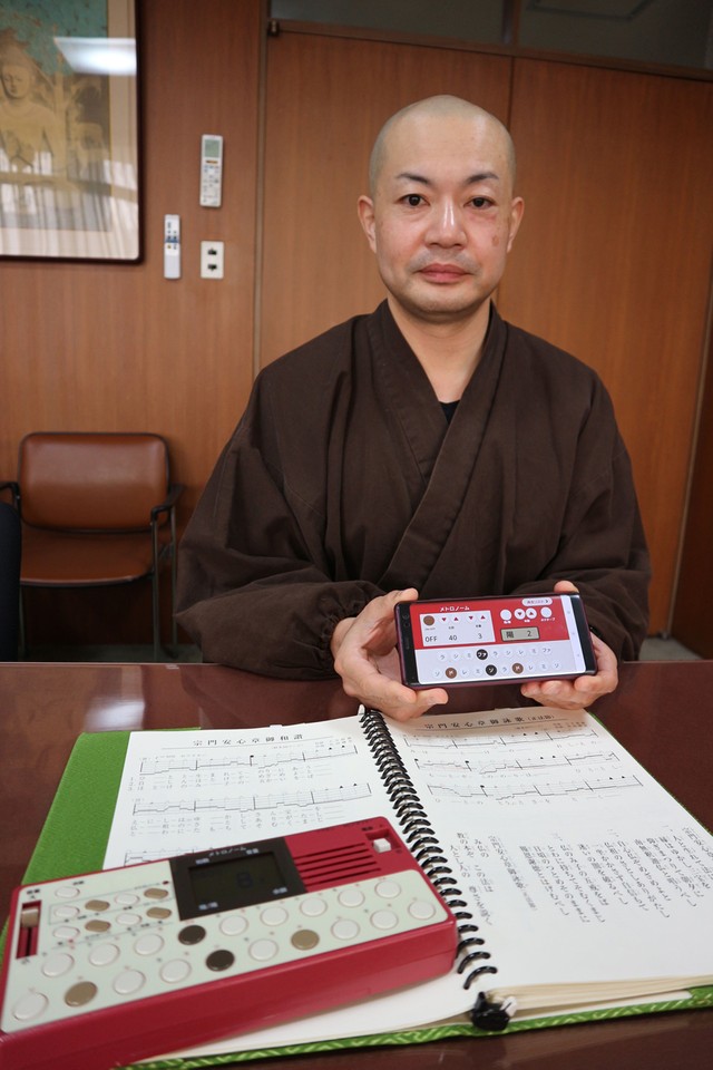 新しくできた御詠歌アプリ。昔からある御詠歌トレーナー（手前）をスマホ上に再現した（京都市右京区・臨済宗妙心寺派宗務本所）