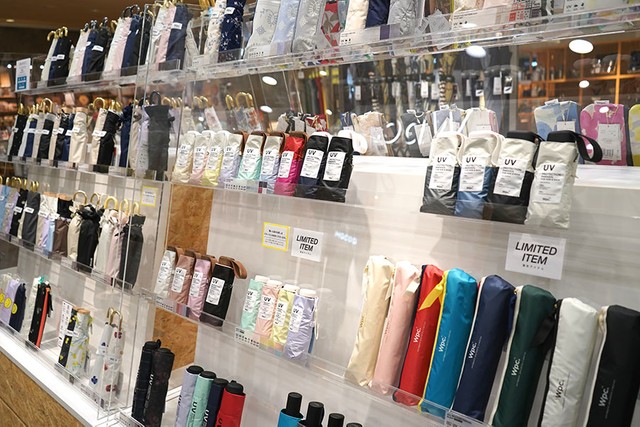 お店の中心にある「アンブレラタワー」には、人気の晴雨兼用傘がずらり
