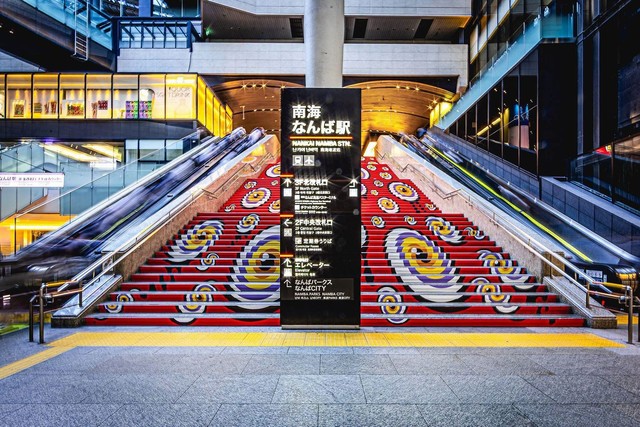 南海なんば駅の大階段にも目玉と煙突（画像：株式会社NANKAI）