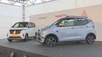日産自動車の「日産サクラ」（左）と三菱自動車の「ekクロスEV」（右）