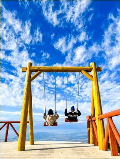 雲辺寺ロープウェイ（雲辺寺山頂公園）のブランコ（提供画像）