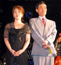 岡八朗さんと市岡裕子＝2003年