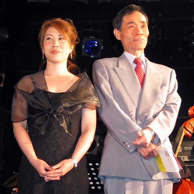 岡八朗さんと市岡裕子＝2003年