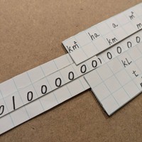 スライドさせるパーツを単位が書いてあるパーツの隙間に入れます（提供：ぽんさん）