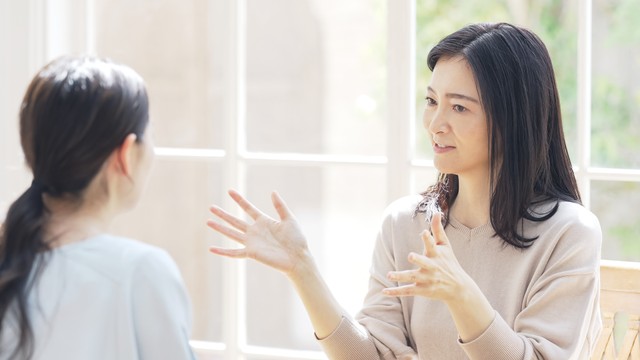 口を出してくるけれども…子どもは思うように動いてくれないんです。写真はイメージです（metamorworks/stock.adobe.com）