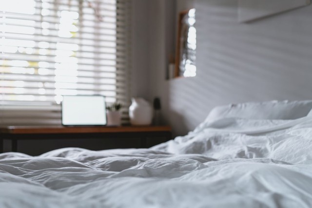 ベッドから抜けた爪が出てきたことも…　※この画像はイメージです（yaophotograph/stock.adobe.com）