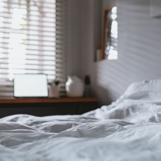 ベッドから抜けた爪が出てきたことも…　※この画像はイメージです（yaophotograph/stock.adobe.com）