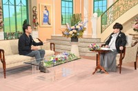 「徹子の部屋」に出演する中山秀征（左）と司会の黒柳徹子＝テレビ朝日提供