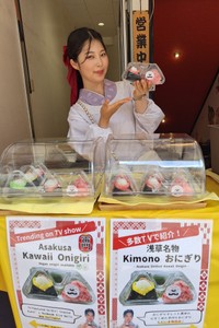 自身が握ったおにぎりを店頭販売するタレント・黒井悠未＝東京・浅草の「オカオカ本舗」