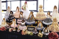 ドールのドレスを制作（画像提供：恋鞠堂さん）