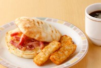 「パンチェッタとチーズのパニーニセット （ドリンクバー＆ポテト付き）」（サイゼリヤの公式サイトから）