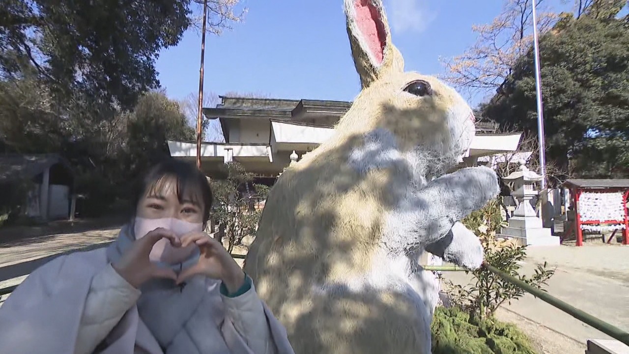 今にも跳ねそう!? 神社に高さ約3mの「ウサギ」が登場 香川・まんのう町