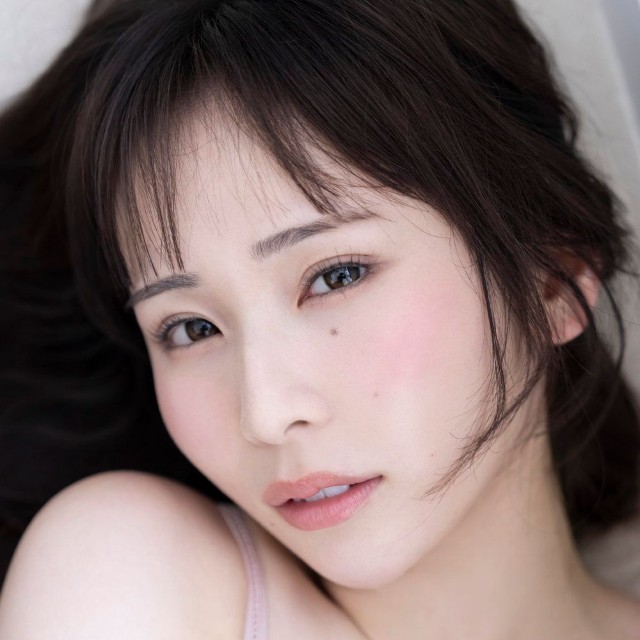 栗原舞優 写真集「カラフルまゆちゃんと、モノトーンまゆちゃん」(ワニブックス)より＝撮影・唐木貴央