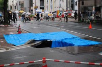 福岡市中央区今泉の道路陥没現場。１０日１４時撮影